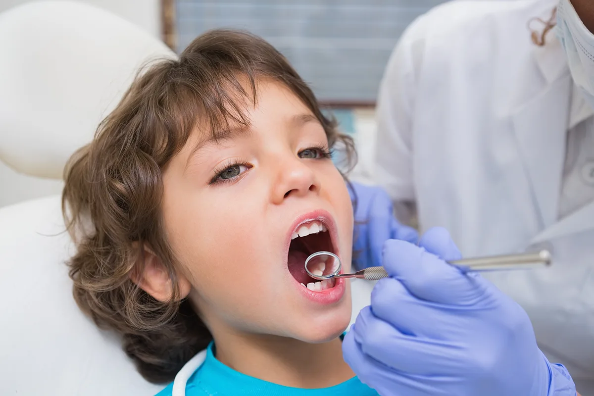 Niño en el dentista